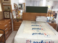 Cabecero 1,50, dos mesillas, cómoda y espejo