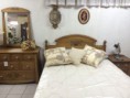 Dormitorio cabecera 1,50, dos mesillas, cómoda y espejo