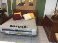 Dormitorio Inardemu: cabecero y bancada 1,50, cómoda, dos mesillas y espejo